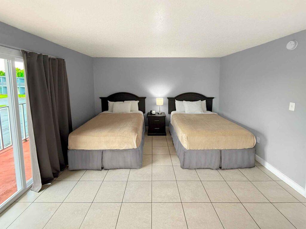 Quarto não reformado do Celebration Suites, com acabamento antigo