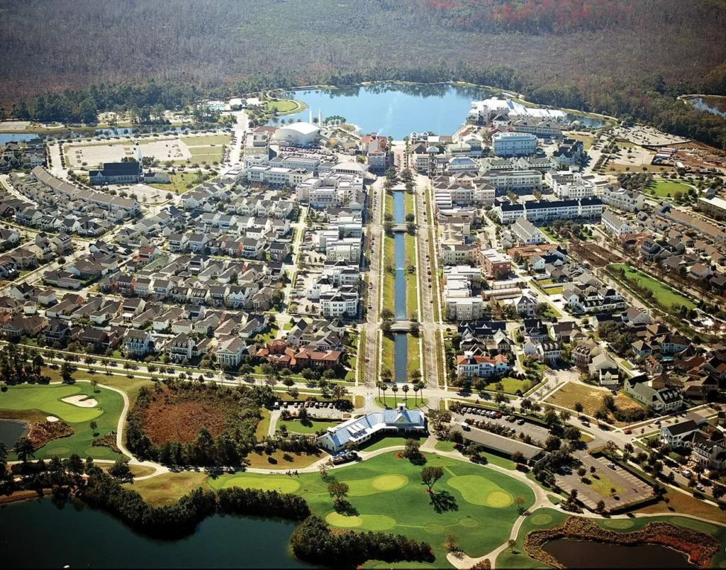 Vista aérea de Celebration, na Flórida, com o lago central e o centrinho do Town Center