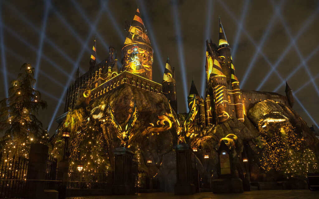 Show de luzes noturnas no castelo de Hogwarts