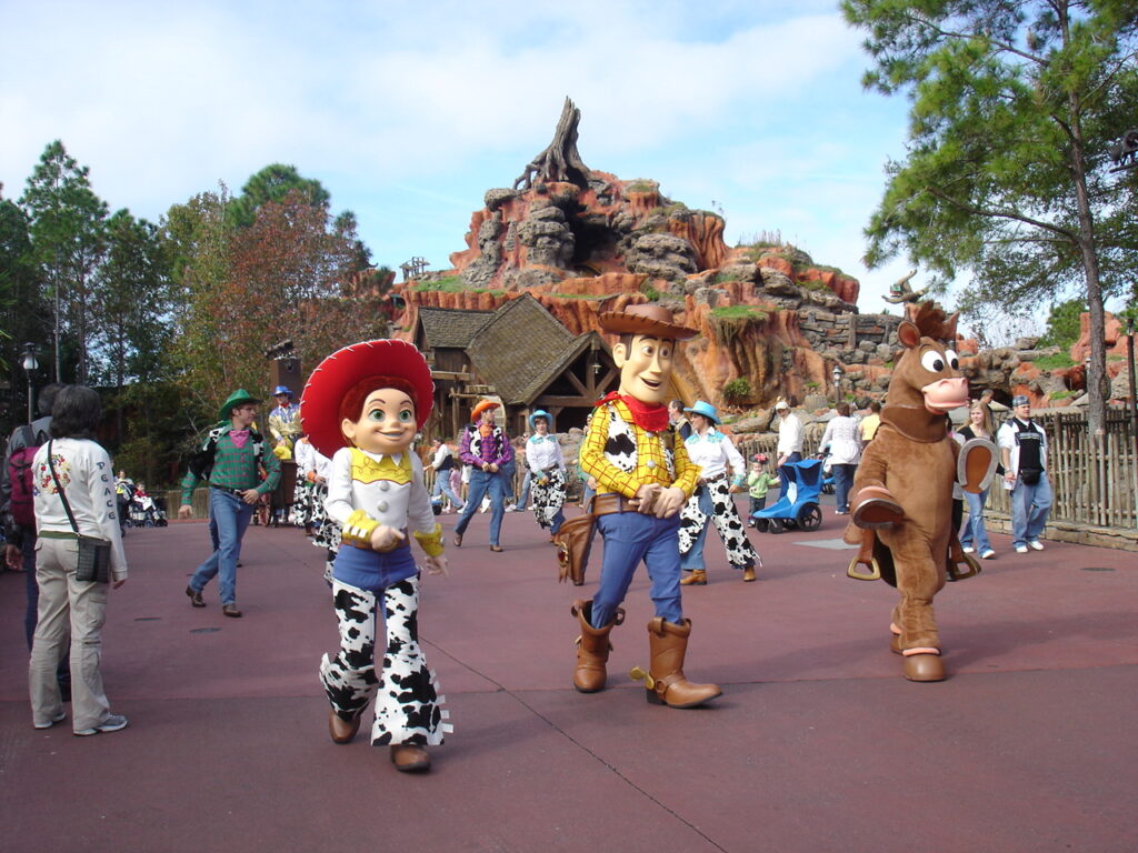 Woody, Jessie e Bala no Alvo na Frontierland personagens no magic kingdom