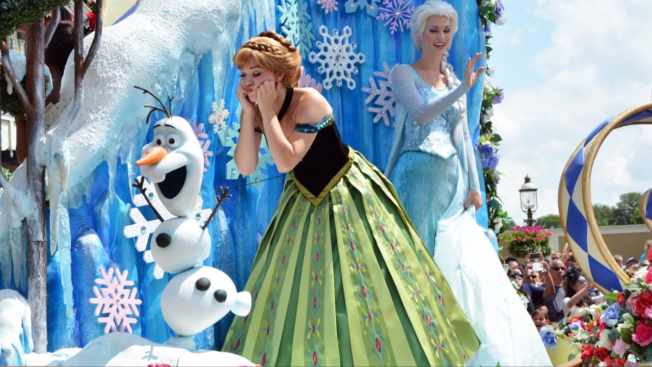 Anna, Elsa e Olaf no carro alegorico de Frozen durante o desfile Disney Festival of Fantasy, no Magic Kingdom