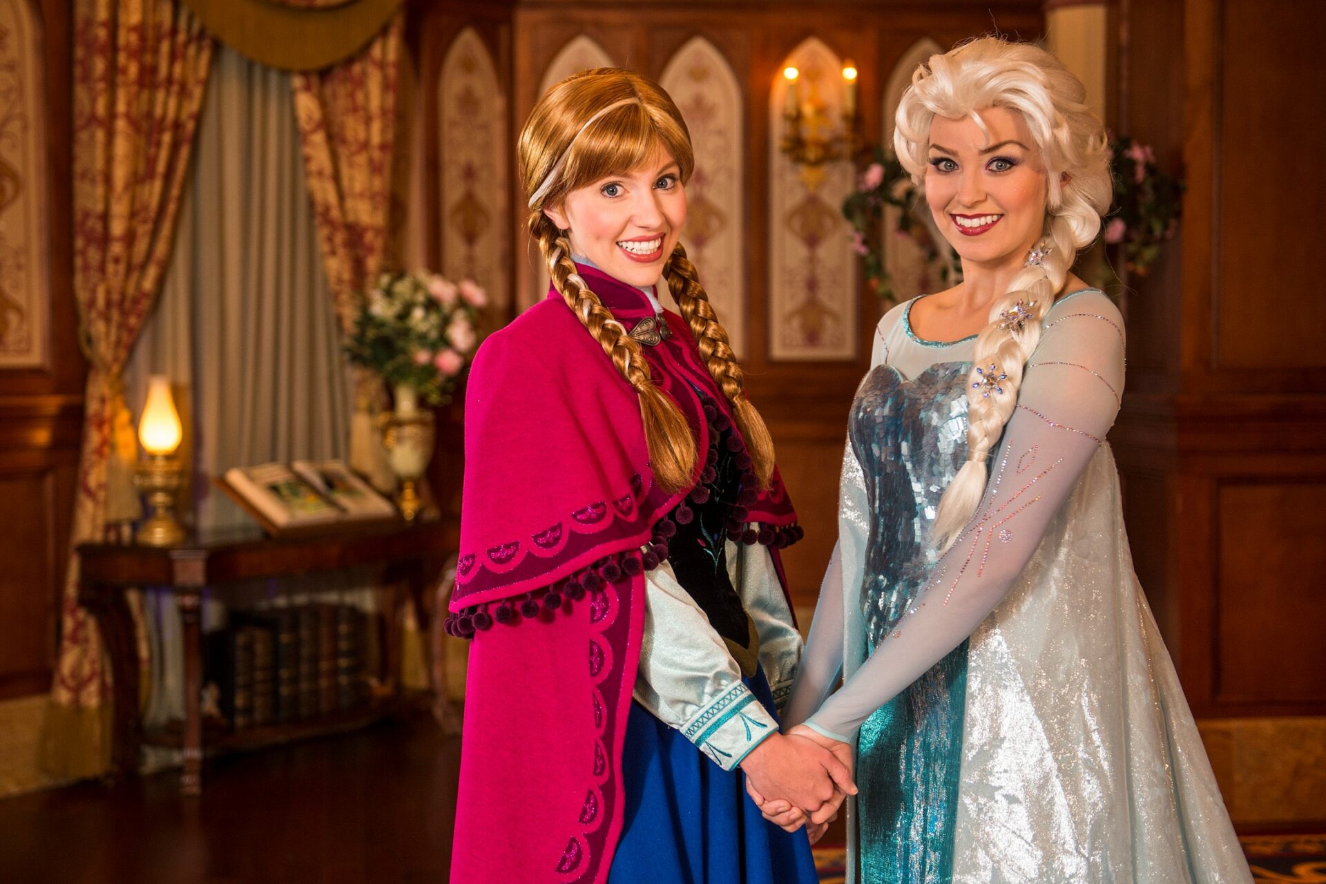 Anna e Elsa de maos dadas no Royal Sommerhus, o encontro do pavilhao da Noruega no EPCOT