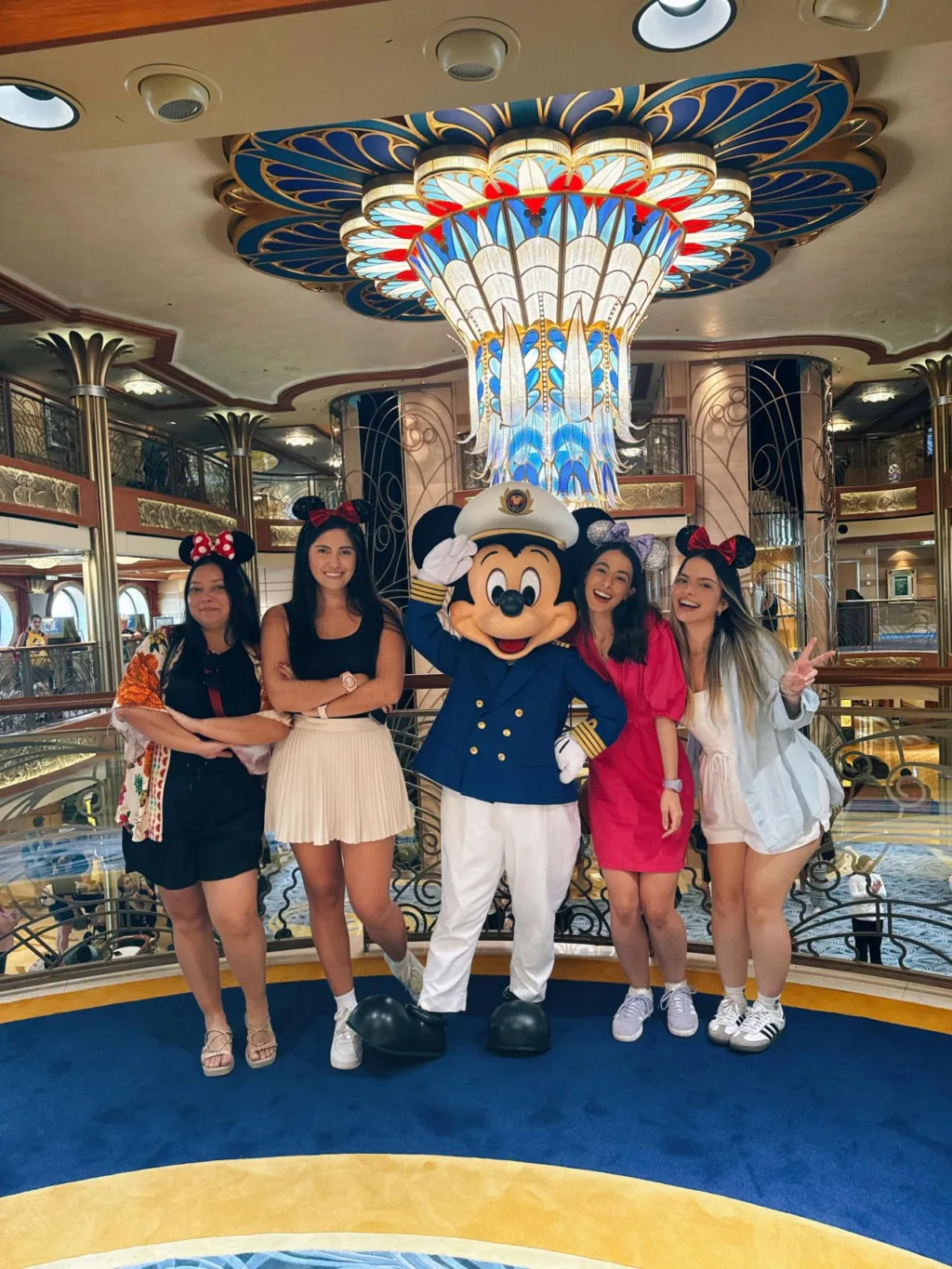 Equipa da Orange Viagens a bordo do Cruzeiro Disney