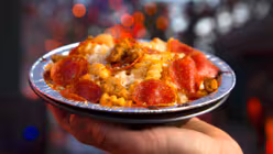 Birria Pizza Fries, um dos itens do cardápio temático do Halloween Horror Nights