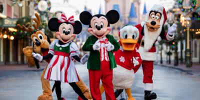 Personagens da Disney vestidos de Natal durante a Mickey’s Very Merry Christmas Party no Magic Kingdom