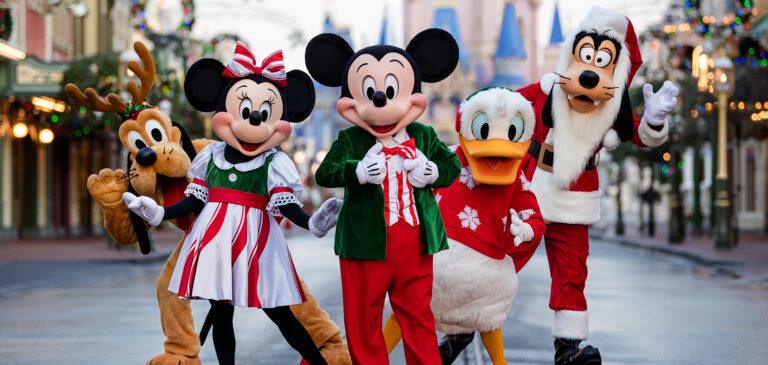 Personagens da Disney vestidos de Natal durante a Mickey’s Very Merry Christmas Party no Magic Kingdom