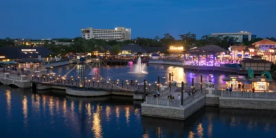 Vista do complexo Disney Springs, em Lake Buena Vista, onde fica o Wolfgang Puck Bar & Grill
