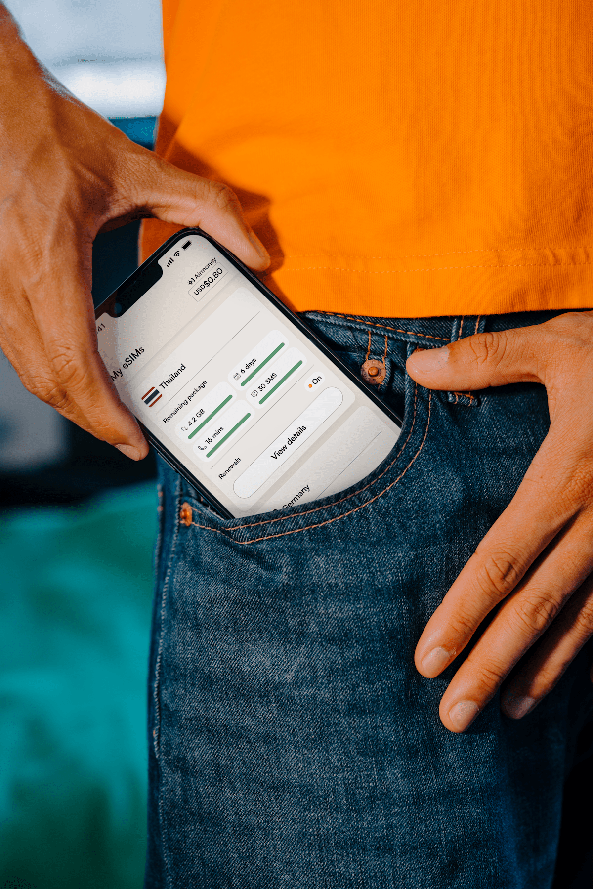 Smartphone sendo guardado no bolso — dicas para economizar dados móveis