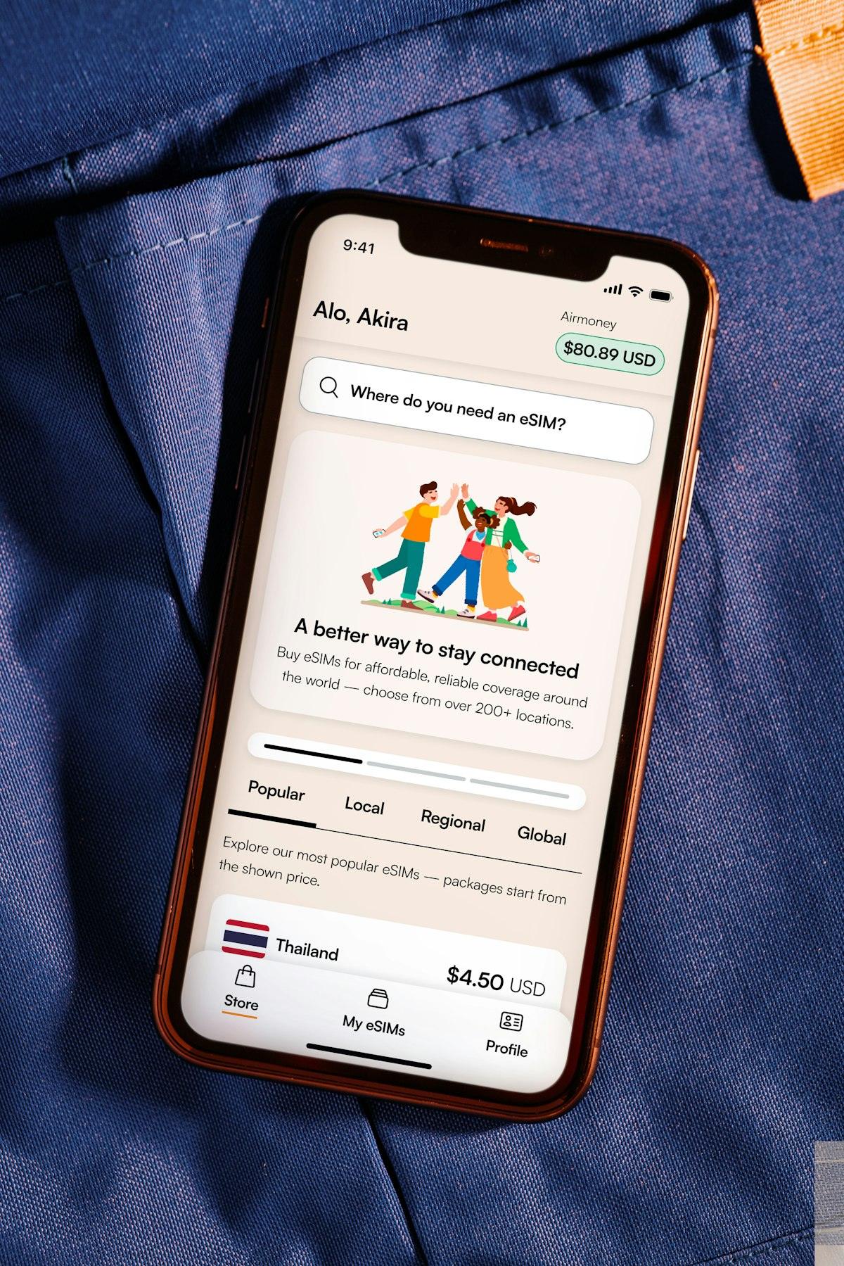 Smartphone exibindo app de eSIM com planos de viagem
