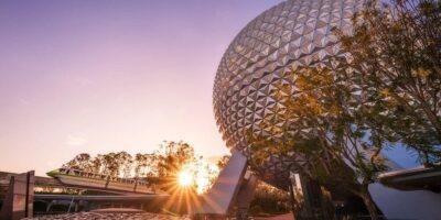 Spaceship Earth, a esfera do EPCOT, ao amanhecer em Orlando
