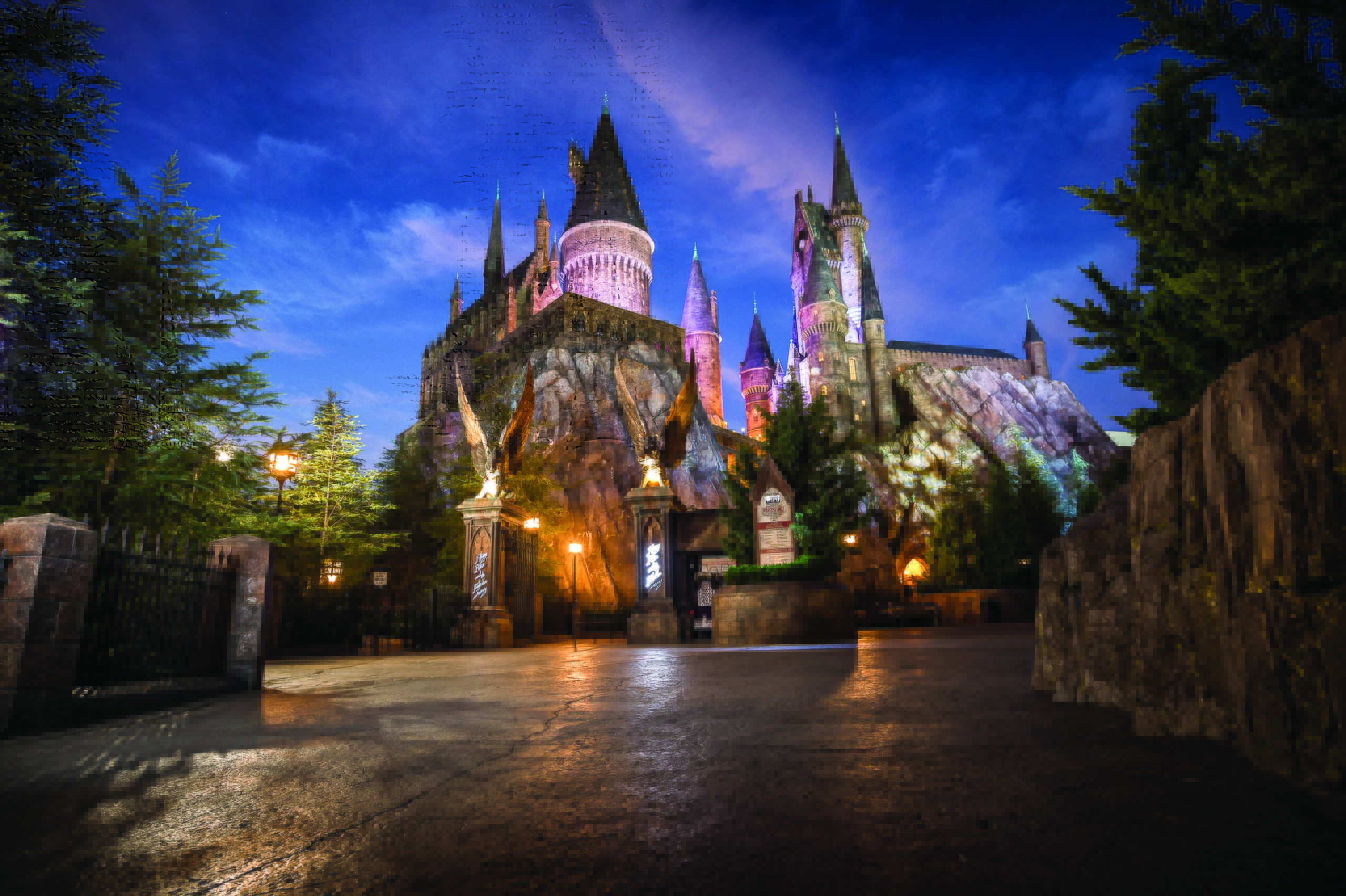 Castelo de Hogwarts iluminado à noite em Hogsmeade, no Universal's Islands of Adventure