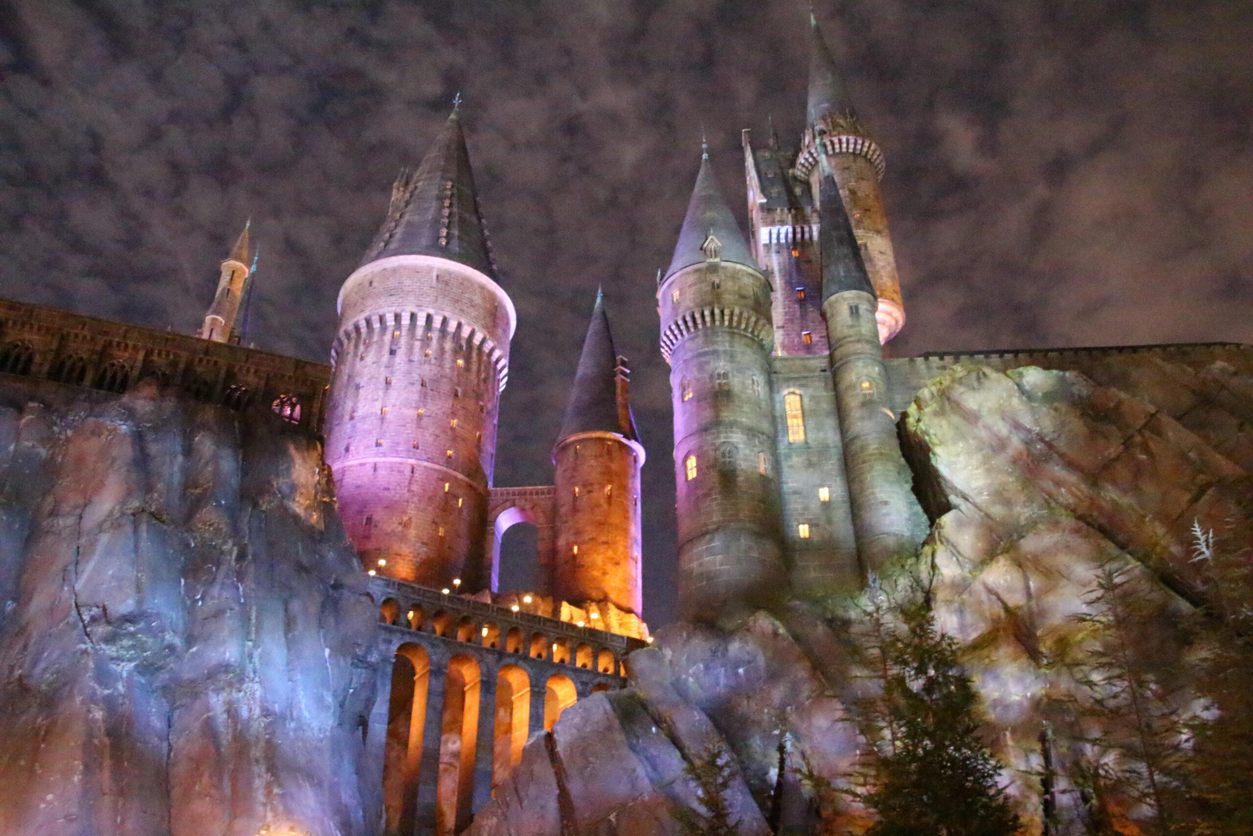 Castelo de Hogwarts iluminado à noite no Islands of Adventure