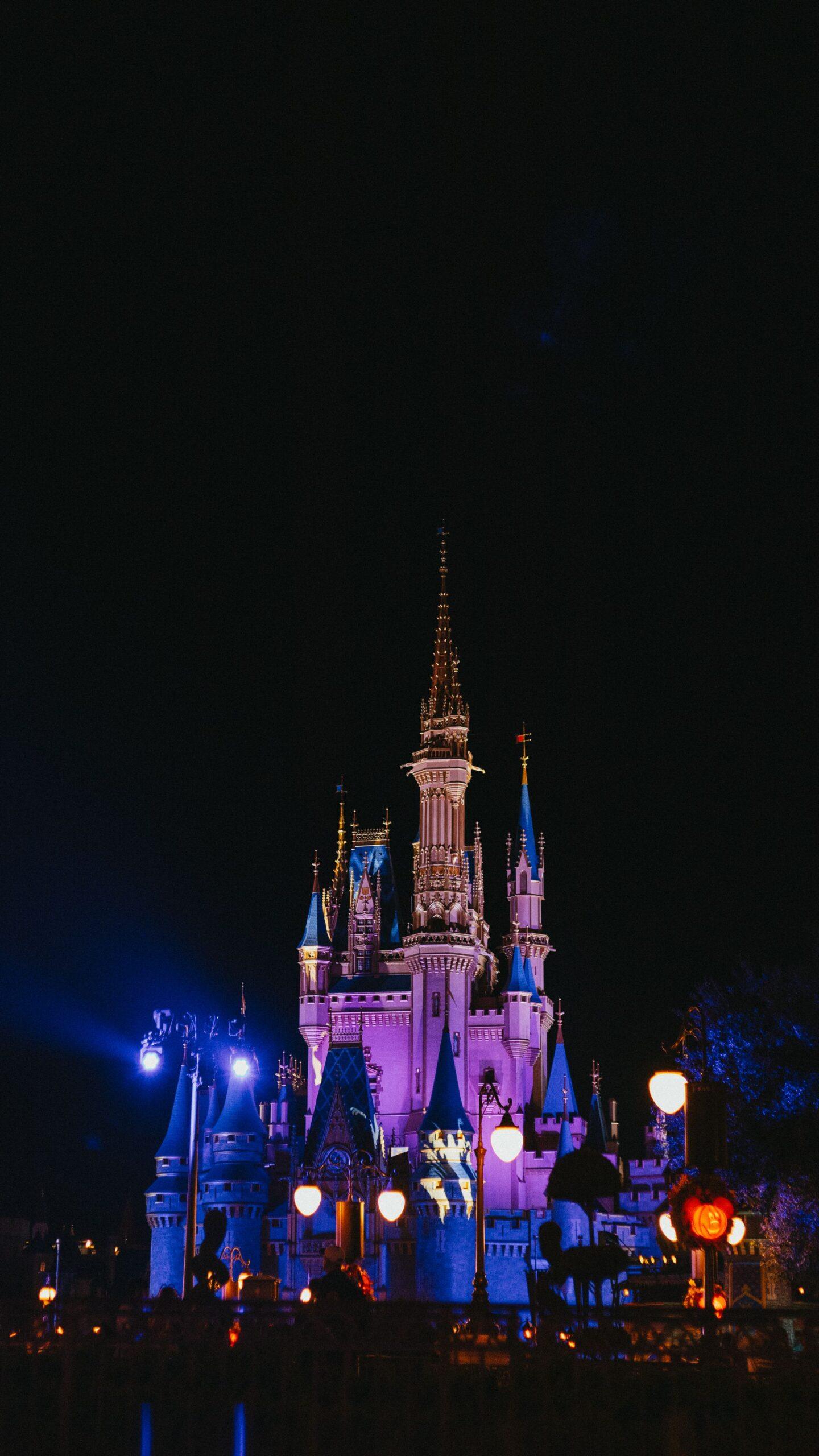 Castelo da Cinderela iluminado a noite durante o Mickey's Not-So-Scary Halloween Party no Magic Kingdom