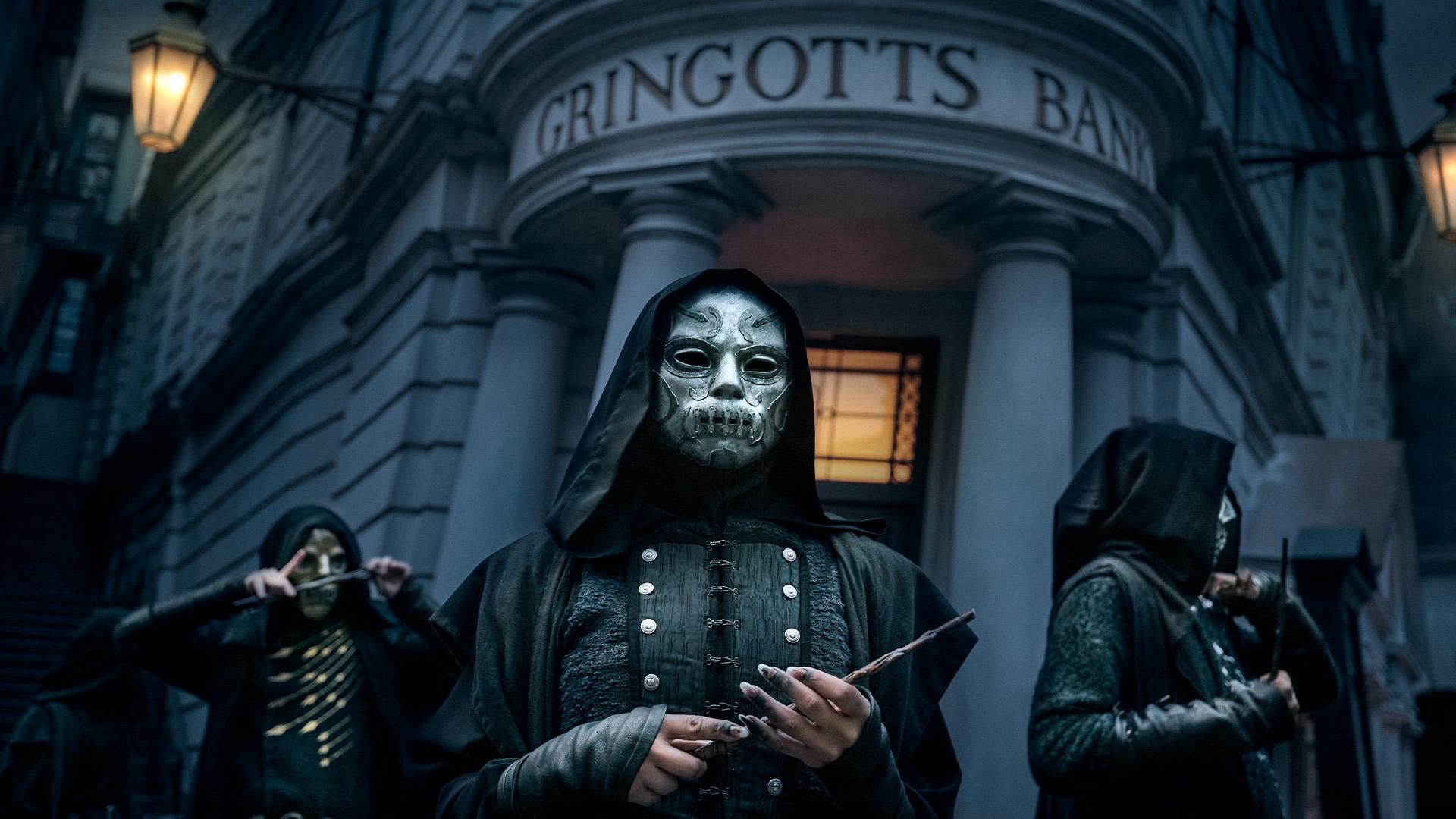 Comensais da Morte circulando pelo Beco Diagonal, no Universal Studios Florida