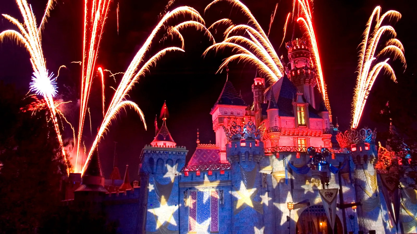 Fogos do espetaculo Remember Dreams Come True sobre o castelo da Disneyland