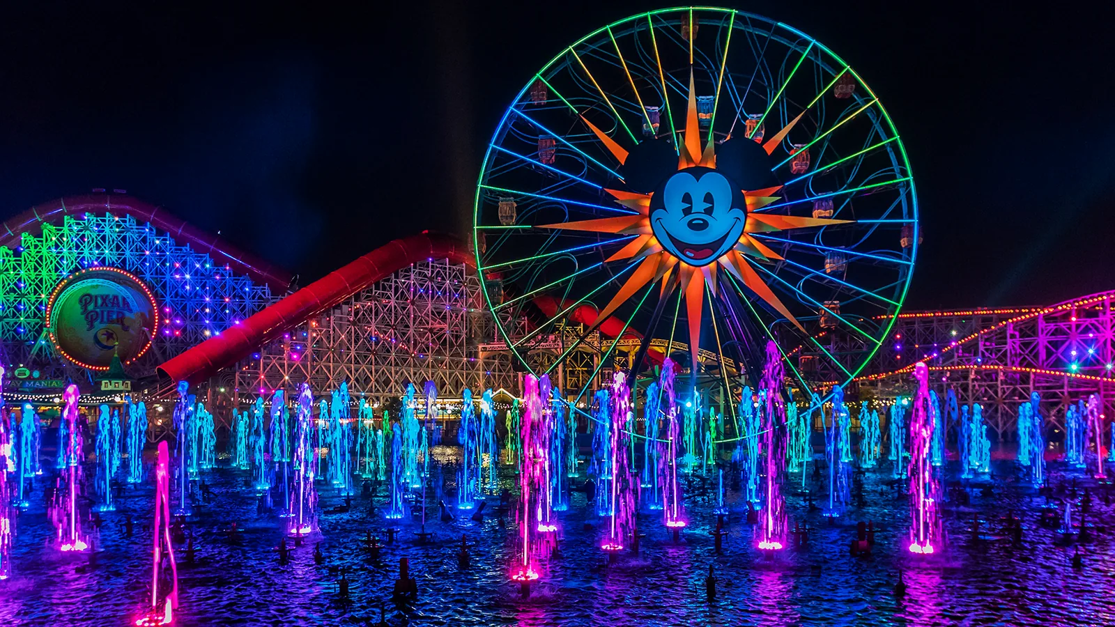 Espetaculo World of Color no Disney California Adventure, com a roda gigante do Pixar Pier