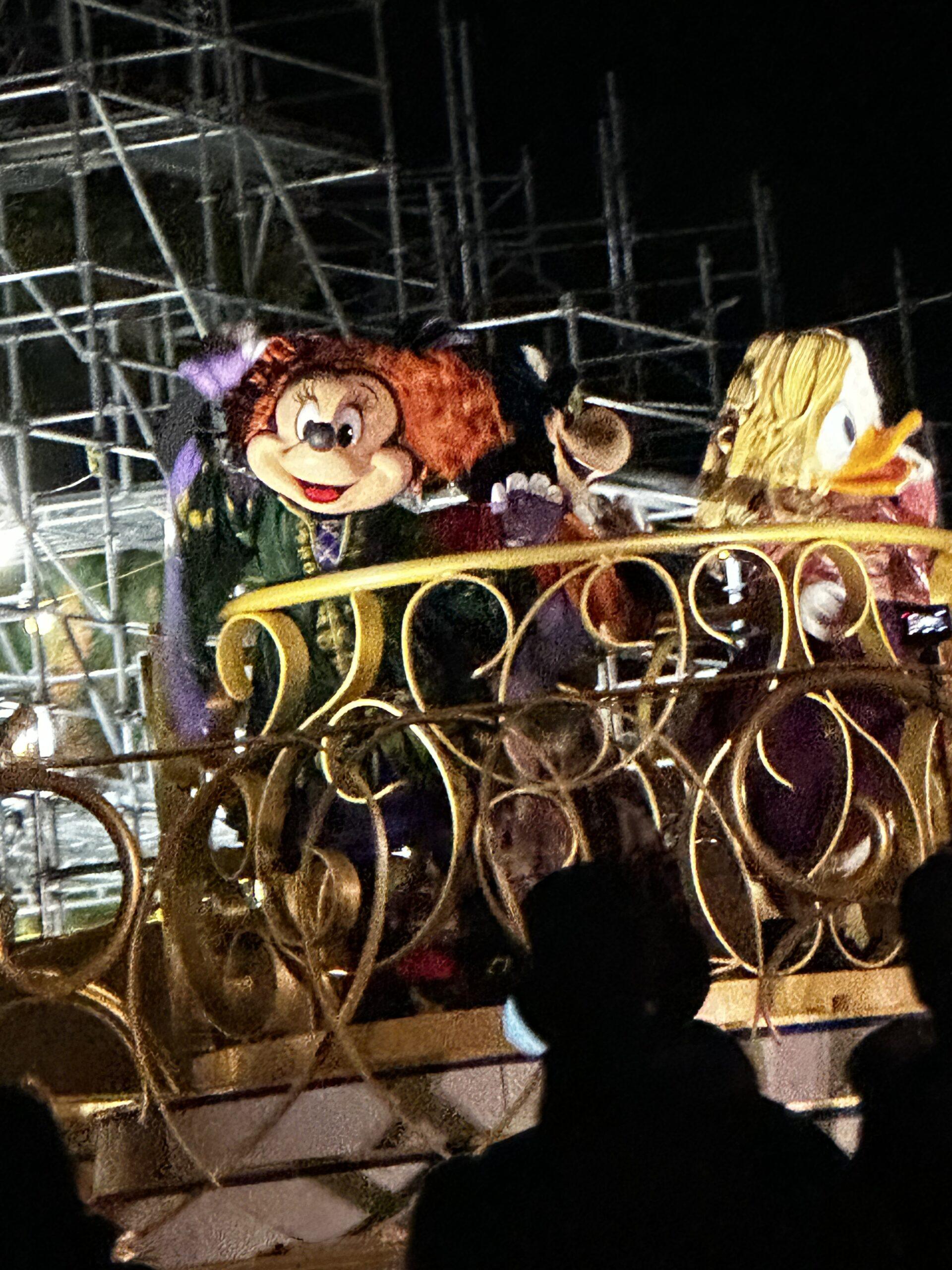 Minnie, Margarida e Clarabelle vestidas como as Irmãs Sanderson de Hocus Pocus