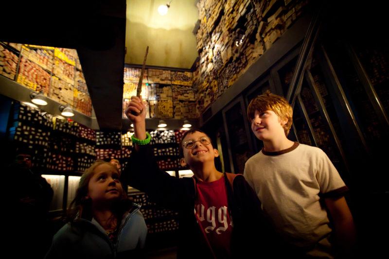 Loja Ollivanders, onde varinhas interativas são vendidas no Universal Orlando Resort