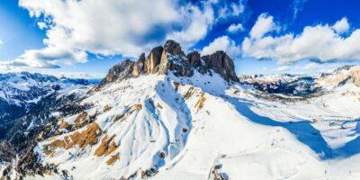 Vista panorâmica de montanha coberta de neve com pistas de esqui