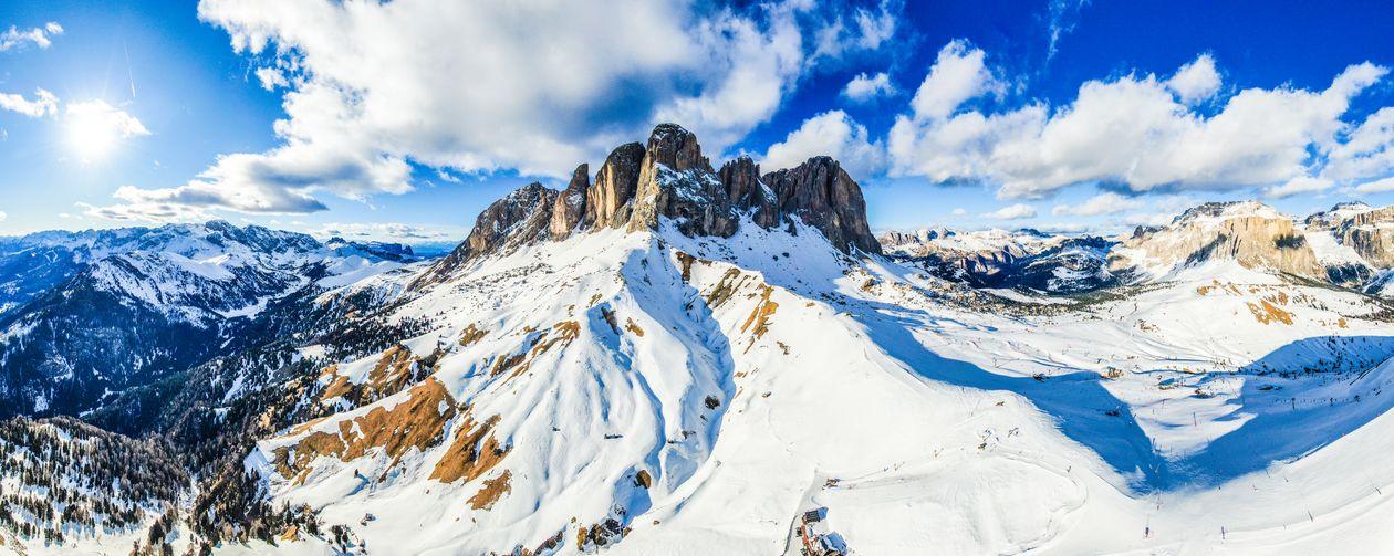 Vista panorâmica de montanha coberta de neve com pistas de esqui