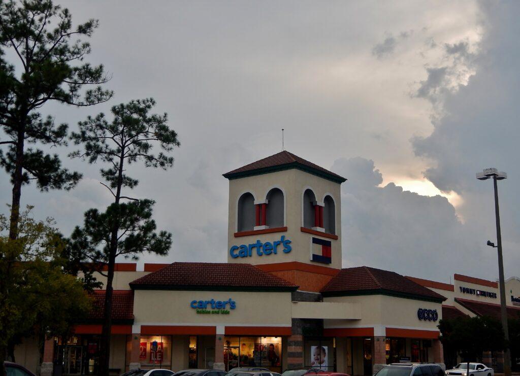 Corredor de lojas em um Premium Outlets da Simon Property Group na Flórida