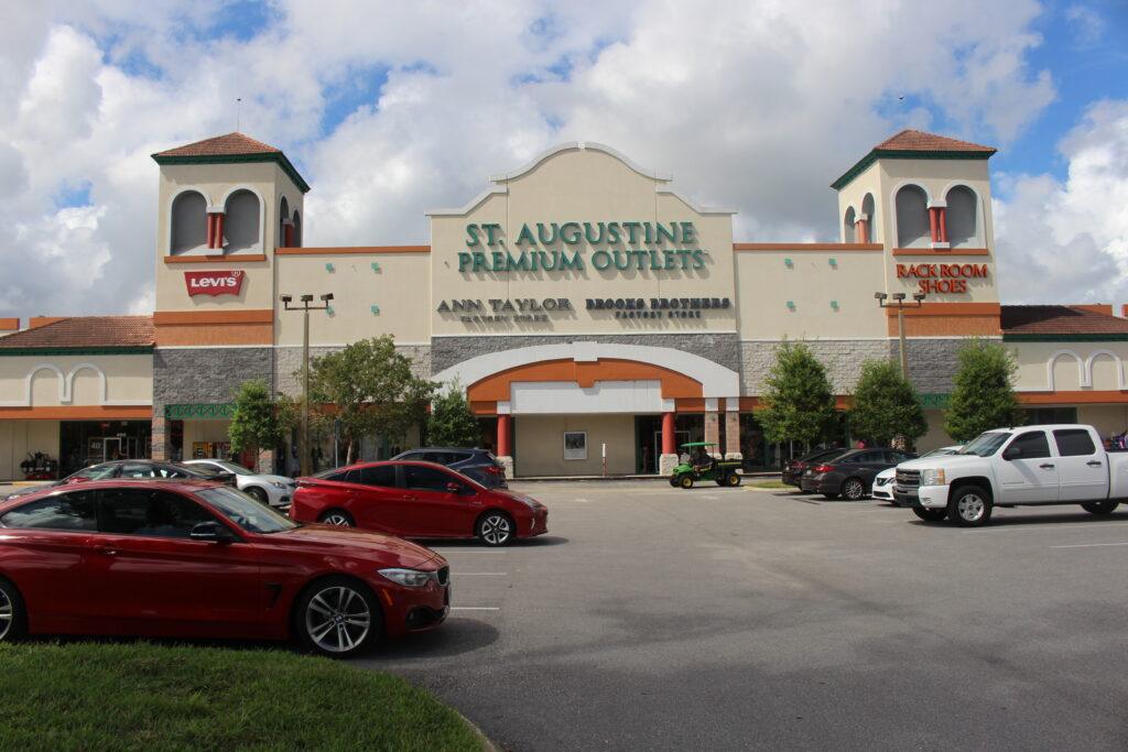 Fachada de lojas em um Premium Outlets da Simon Property Group na Flórida