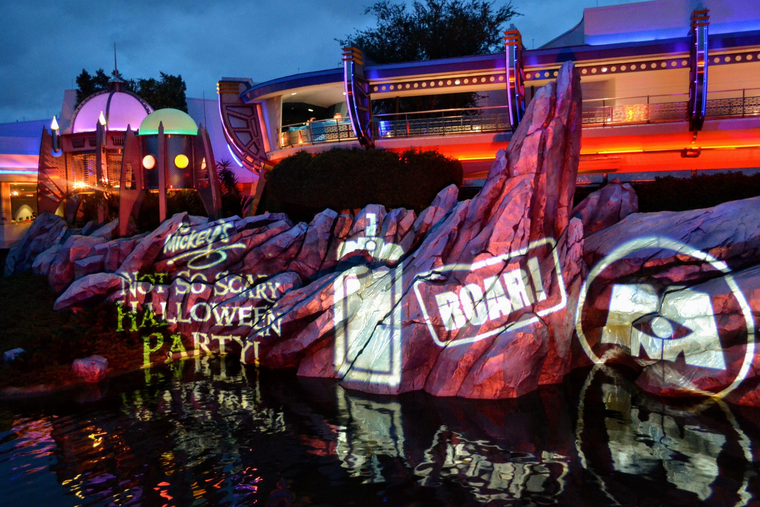 Projeções temáticas do Mickey's Not-So-Scary Halloween Party em Tomorrowland
