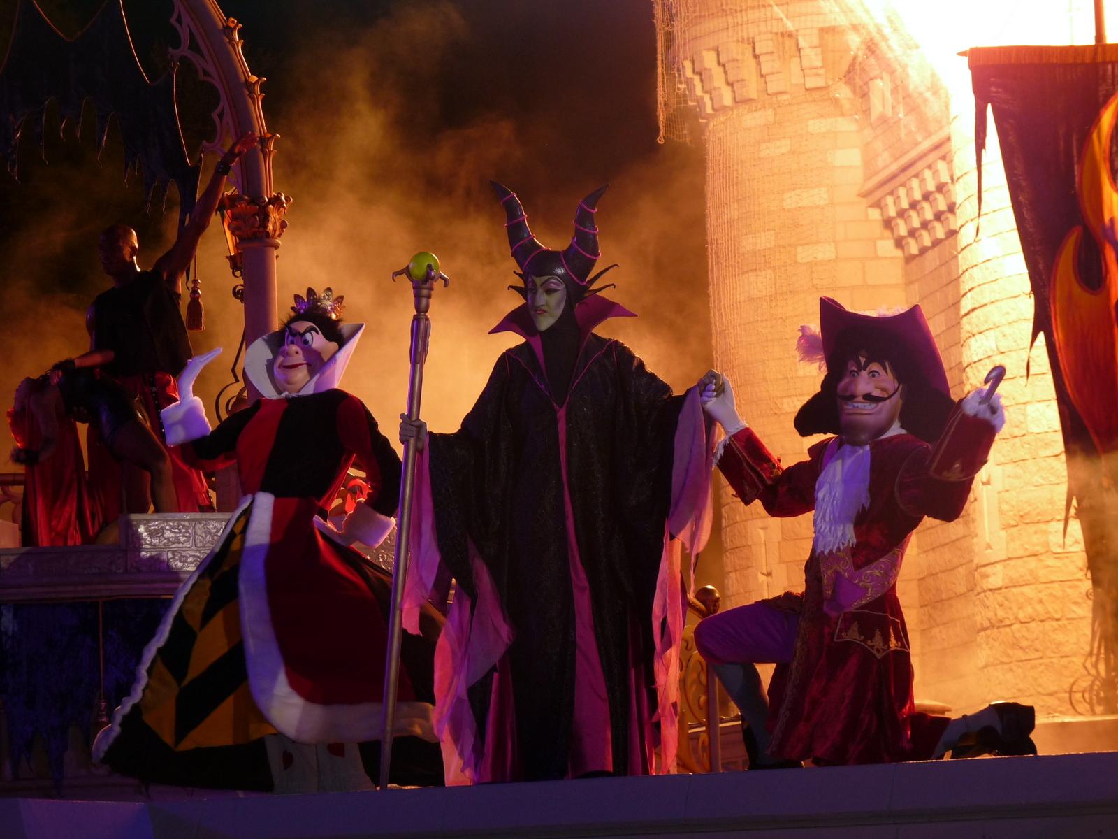 Vilões da Disney em trilha de doces do Mickey's Not-So-Scary Halloween Party