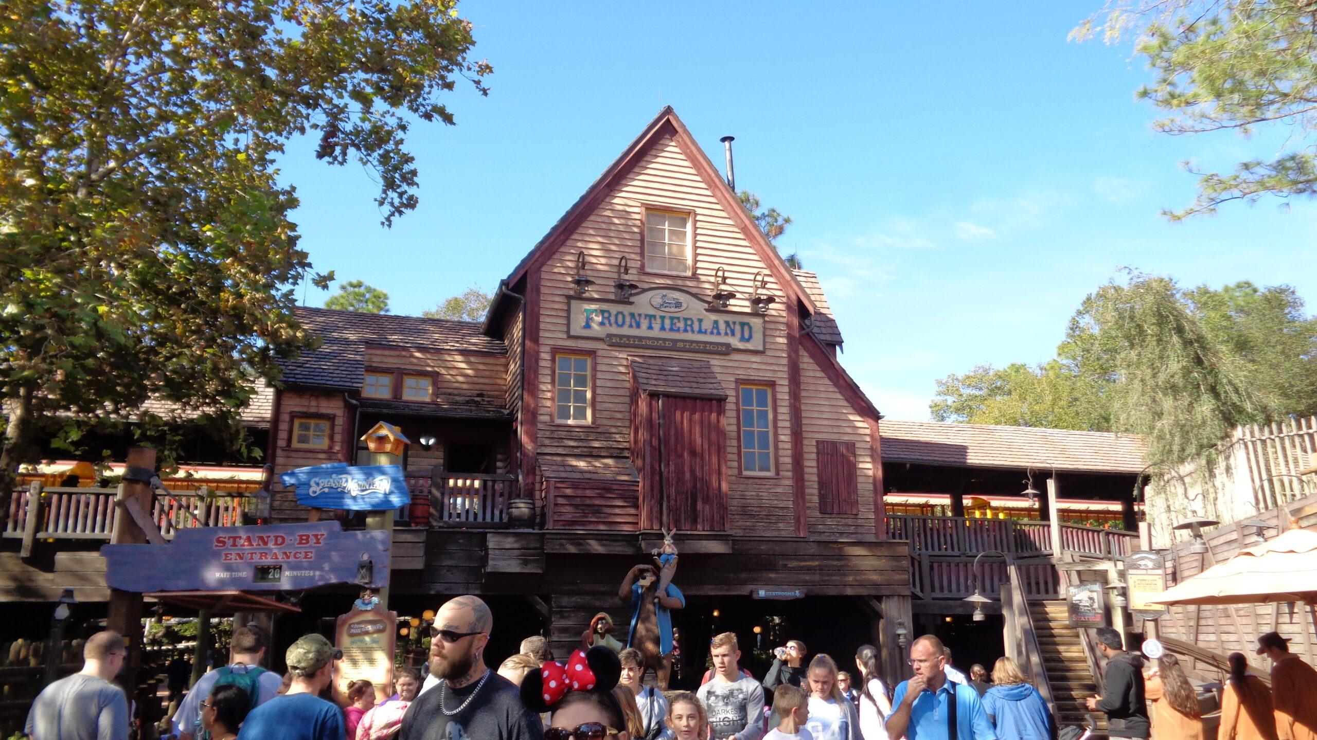 Entrada da estação de trem de Frontierland, área vizinha a Liberty Square no Magic Kingdom
