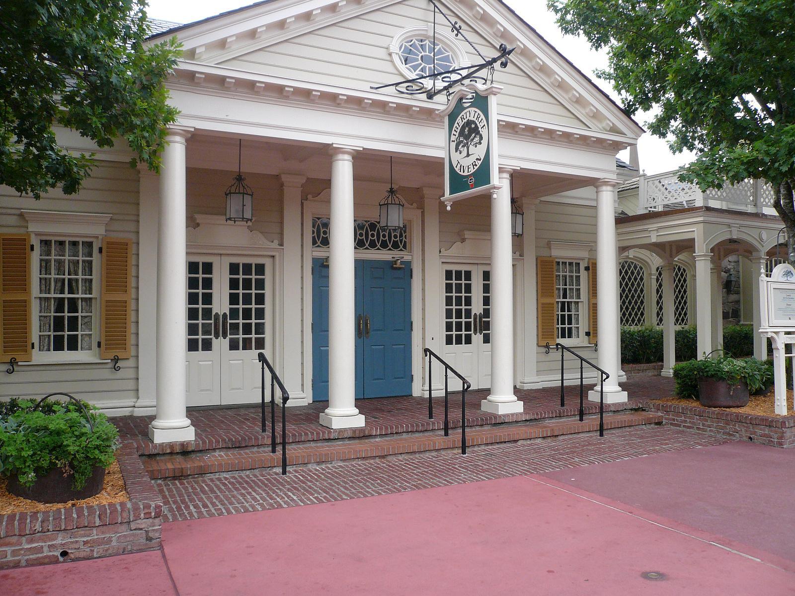 Fachada do Liberty Tree Tavern, restaurante vizinho ao Diamond Horseshoe em Liberty Square