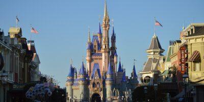 Castelo da Cinderela visto da Main Street, U.S.A., no Magic Kingdom, onde fica o restaurante Cinderella's Royal Table
