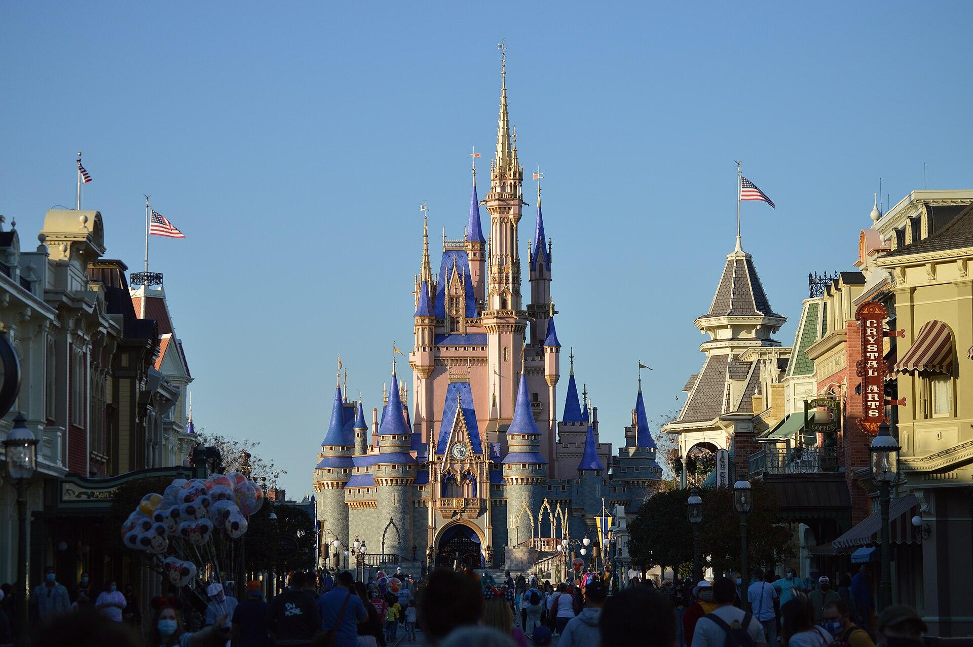Castelo da Cinderela visto da Main Street, U.S.A., no Magic Kingdom, onde fica o restaurante Cinderella's Royal Table