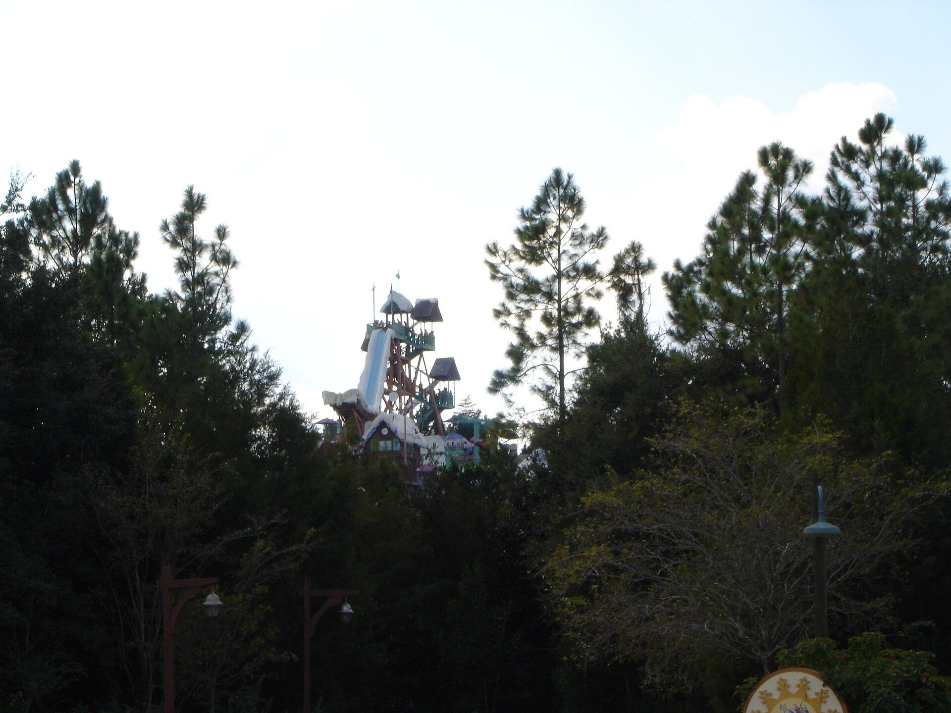 Torre do toboágua Summit Plummet no alto do Mount Gushmore, vista da entrada do parque aquático Blizzard Beach, na Walt Disney World