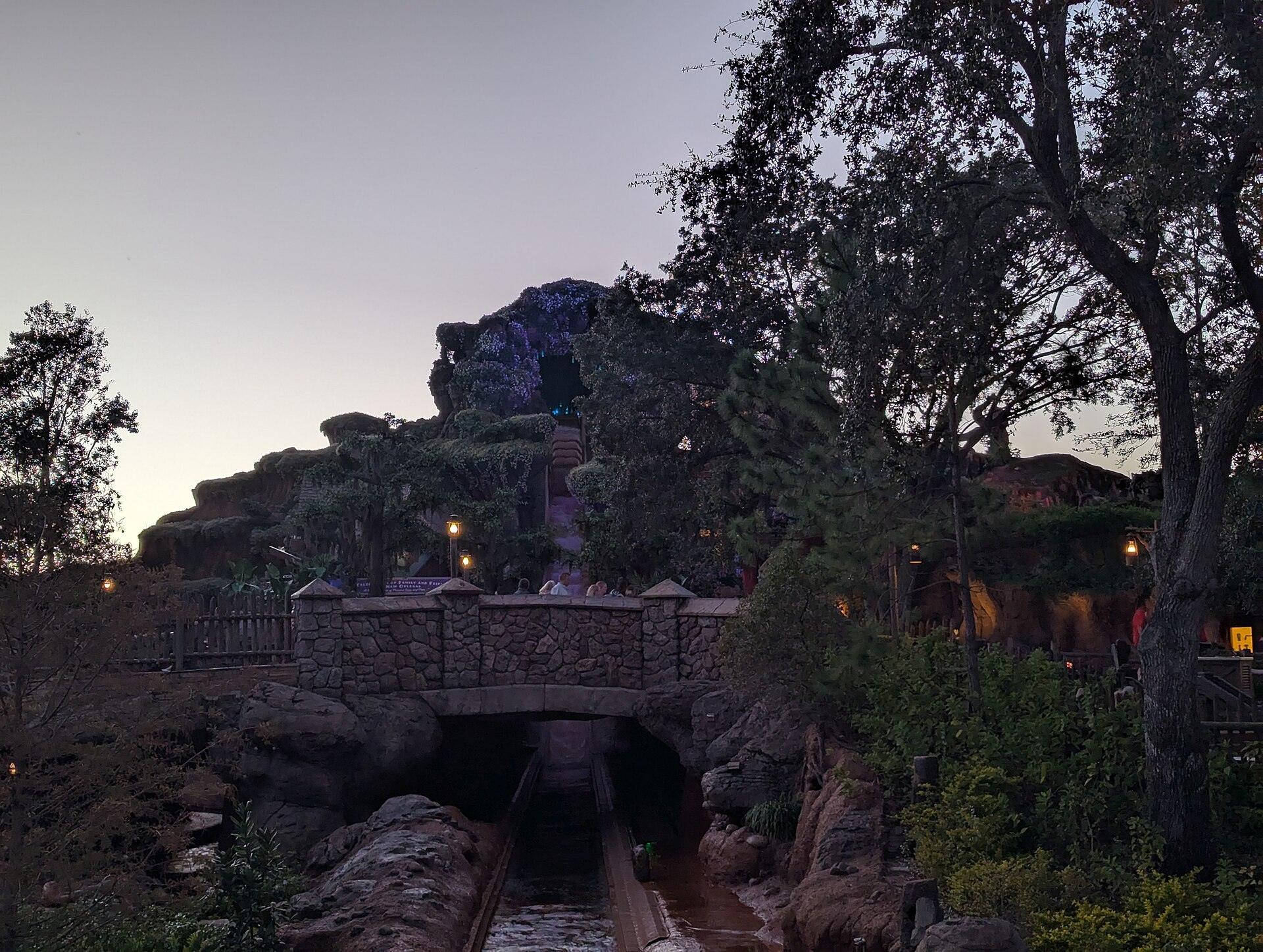 A montanha da Tiana's Bayou Adventure e a calha da queda final ao entardecer, no Magic Kingdom, em Orlando