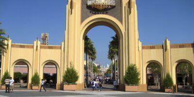 Portão de entrada do parque Universal Studios Florida, em Orlando, na abertura do parque